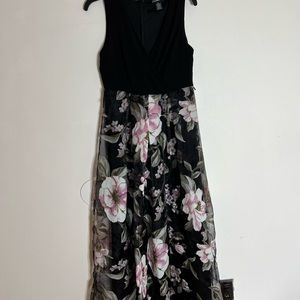 Used dress absolutely beautiful and elegant for a party. Size s (puffy)